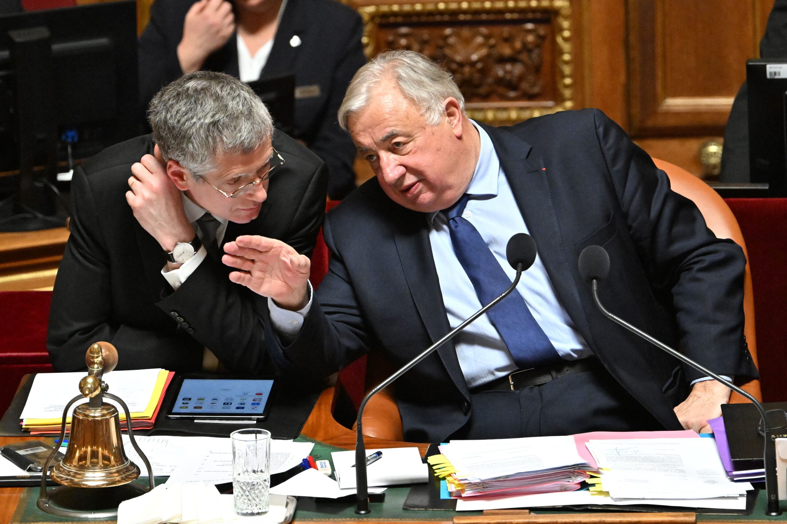 Un an après l’affaire du Sénat, les autorités françaises restent muettes face aux violations de la liberté d’expression