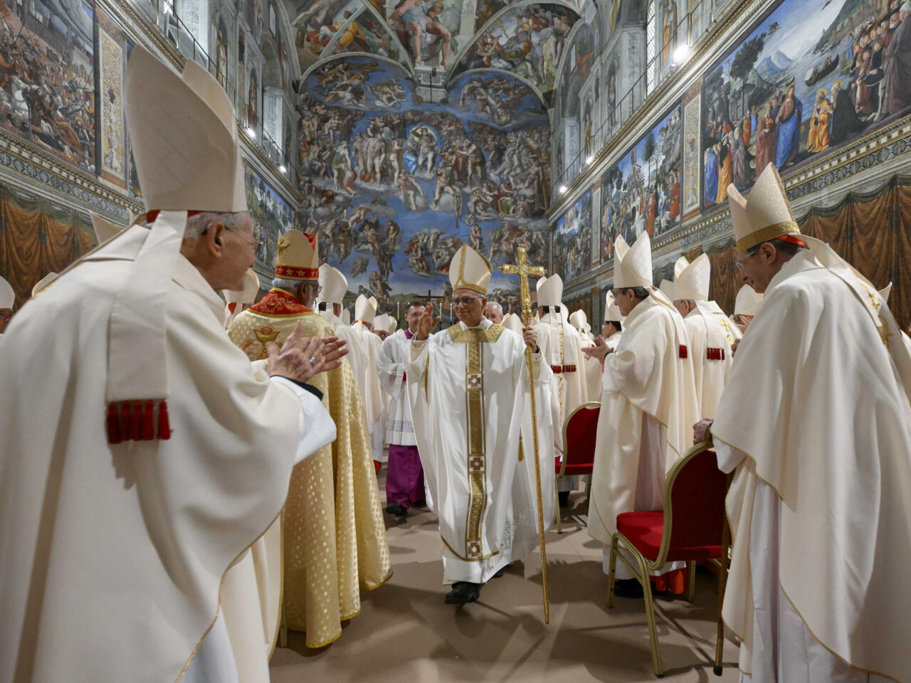 Le Pape Léon XIV se moque de l’Église en bénissant un bloc de glace