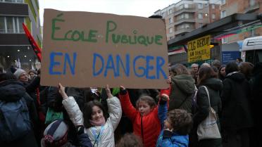 Les syndicats radicaux tentent d’effacer les racines chrétiennes des vacances scolaires