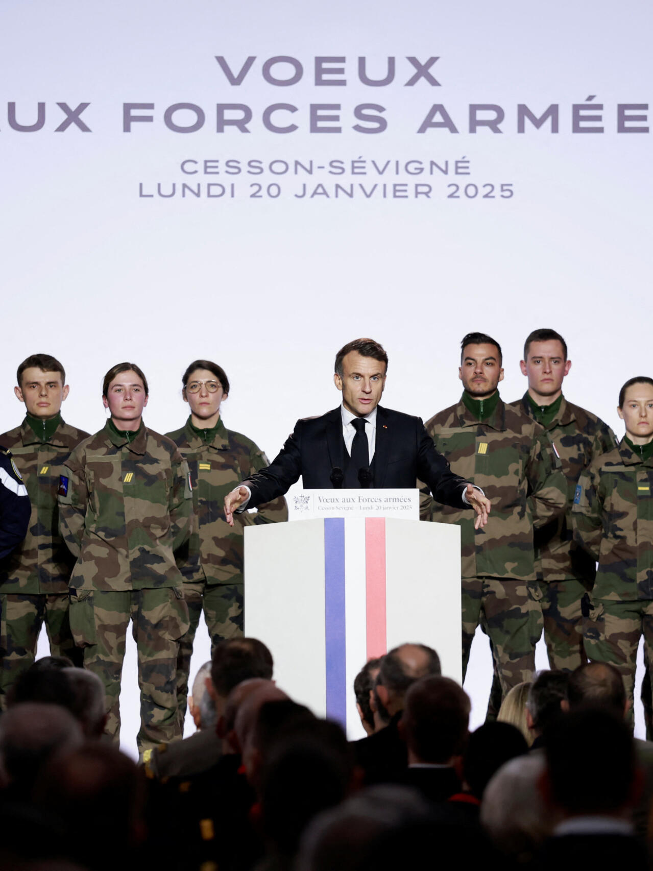 MACRON ET SES MILITAIRES CAGOULÉS : UNE HUMILIATION NATIONALE